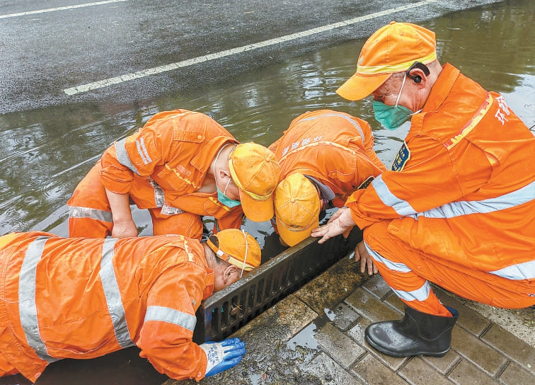 7月3日一早，为应对降雨带来的路面积水，西城环卫职工对辖区内的雨水箅子进行清理并开展人工推水作业，保障市民出行。