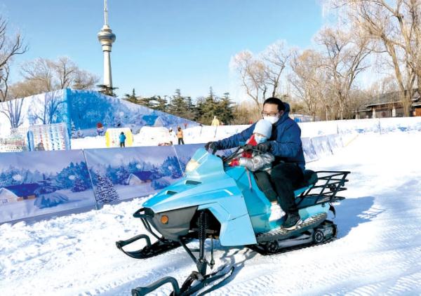 玉渊潭公园冰雪季活动12月28日启动。12月27日，参与体验的游客游玩雪地摩托，感受雪上运动乐趣。