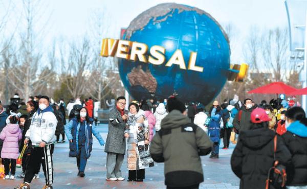 游客涌入北京环球影城，享受春节假期。