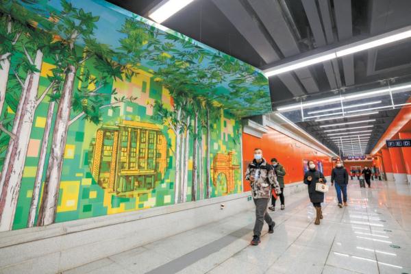 2月4日，北京地鐵昌平線南延一期正式開通。在六道口站，不少市民前來體驗新車站。地鐵公司在車站內為參加首日體驗活動的乘客發放紀念品。