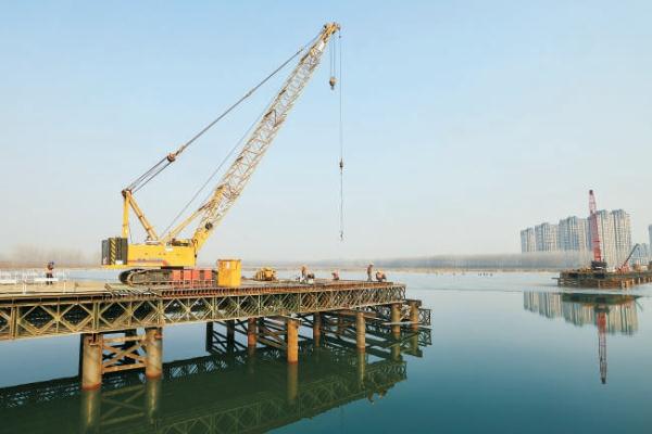 2月16日上午，厂通路潮白河大桥正在加紧建设。