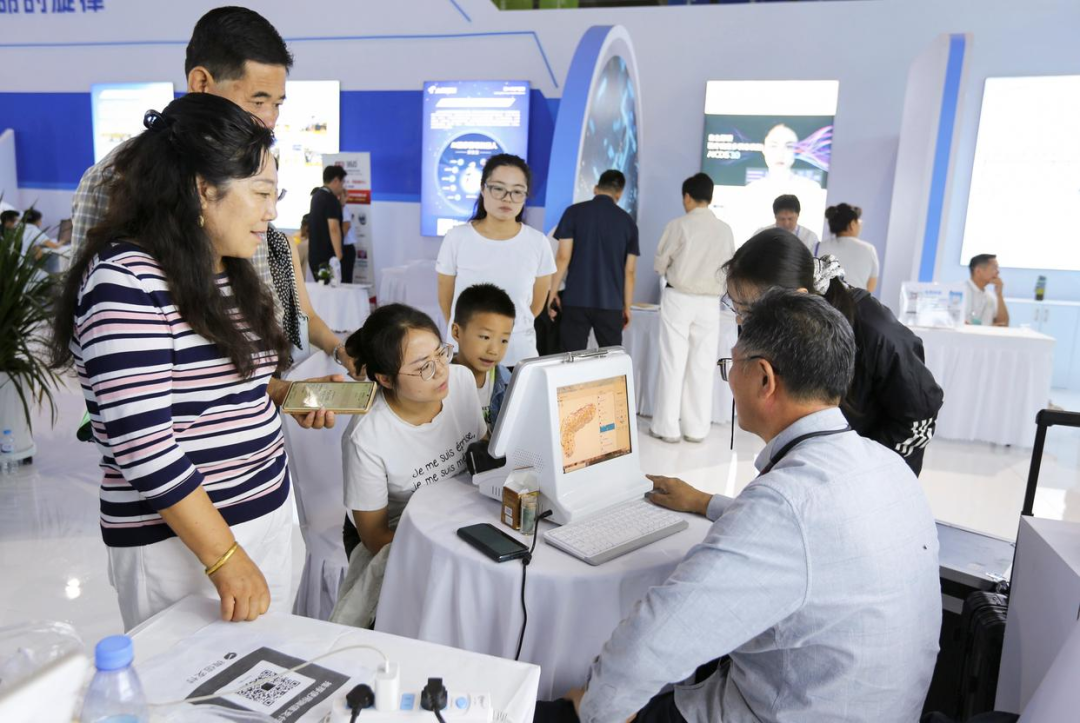 人們體驗AI智慧醫療 人們體驗AI智慧醫療