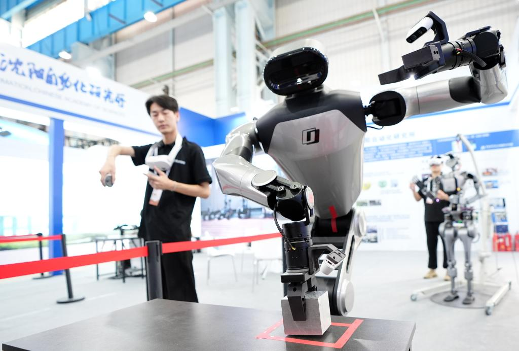 機器人工程師在調試具身智慧作業系統 來源:新華社 機器人工程師在調試具身智慧作業系統 來源:新華社