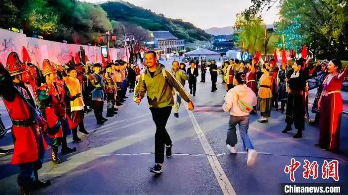 圖為外籍游客在北京八達嶺長城景區游玩。