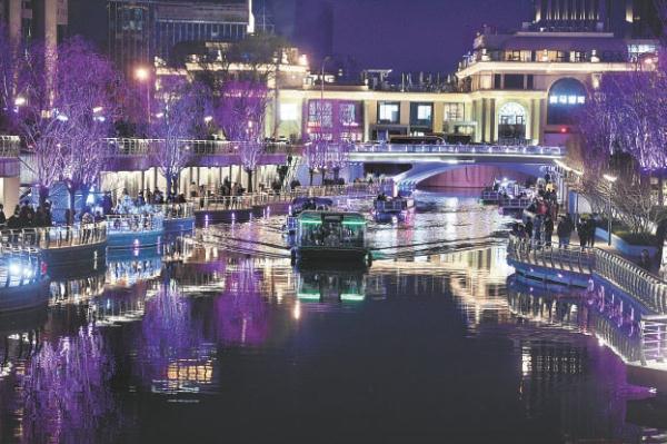 3月18日,亮馬河6公里航線開啟2023年春首航,6家知名企業打造的品牌花船正式亮相。 3月18日,亮馬河6公里航線開啟2023年春首航,6家知名企業打造的品牌花船正式亮相。