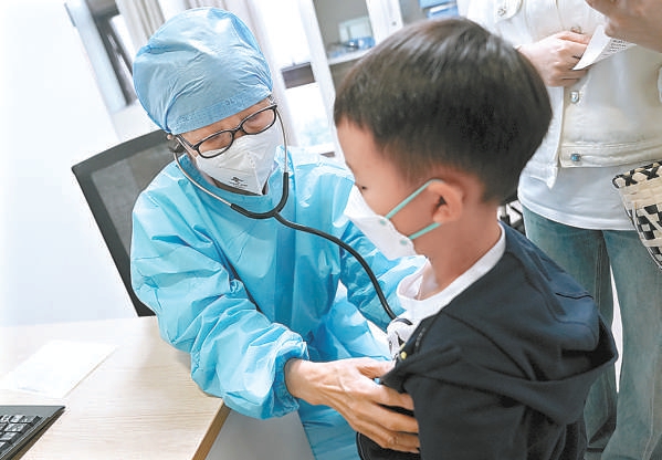 11月1日,在垂楊柳醫院兒科診室,醫生正在為支原體肺炎患兒診治。 11月1日,在垂楊柳醫院兒科診室,醫生正在為支原體肺炎患兒診治。