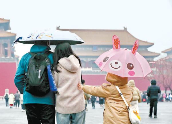 2月18日，北京大部地區迎來小雨，遊客冒雨逛故宮，遊興不減。