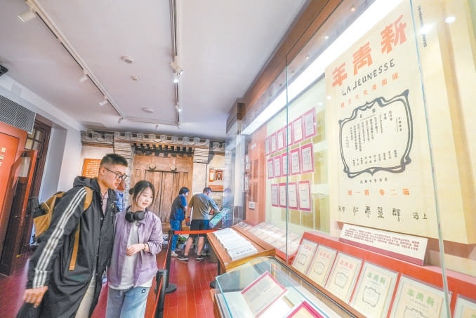 5月4日,北大紅樓迎來參觀熱潮,其中不少參觀者是青少年,他們來到這裡探尋先驅者們的事跡,重溫初心與夢想。 5月4日,北大紅樓迎來參觀熱潮,其中不少參觀者是青少年,他們來到這裡探尋先驅者們的事跡,重溫初心與夢想。