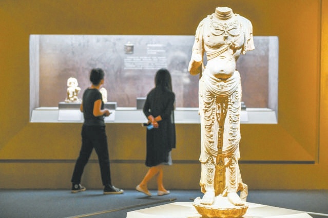 7月23日,“惠世天工——河北曲陽石雕藝術展”在中國國家博物館開幕。石雕菩薩像(上圖)和王處直墓彩繪武士浮雕(下圖)在展覽中亮相。 7月23日,“惠世天工——河北曲陽石雕藝術展”在中國國家博物館開幕。石雕菩薩像(上圖)和王處直墓彩繪武士浮雕(下圖)在展覽中亮相。