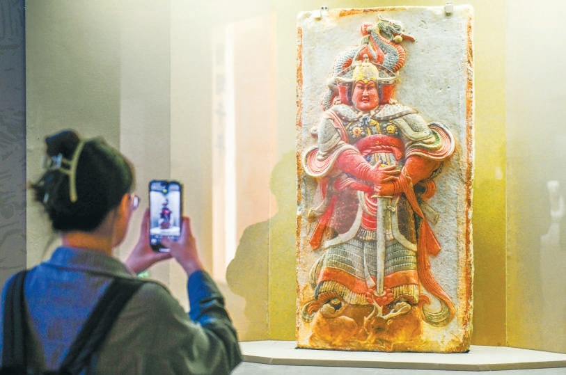 7月23日,“惠世天工——河北曲陽石雕藝術展”在中國國家博物館開幕。石雕菩薩像(上圖)和王處直墓彩繪武士浮雕(下圖)在展覽中亮相。 7月23日,“惠世天工——河北曲陽石雕藝術展”在中國國家博物館開幕。石雕菩薩像(上圖)和王處直墓彩繪武士浮雕(下圖)在展覽中亮相。