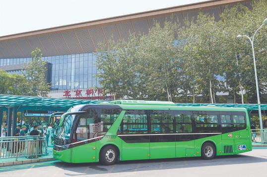8月18日,在北京朝陽站公交樞紐,節假日專線10路車將乘客送往國貿地區。 8月18日,在北京朝陽站公交樞紐,節假日專線10路車將乘客送往國貿地區。