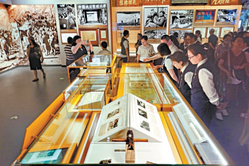 7月22日,中國人民抗日戰爭紀念館迎來參觀高峰,觀眾踴躍參觀《為了民族解放與世界和平——紀念中國人民抗日戰爭暨世界反法西斯戰爭勝利80週年主題展覽》。 7月22日,中國人民抗日戰爭紀念館迎來參觀高峰,觀眾踴躍參觀《為了民族解放與世界和平——紀念中國人民抗日戰爭暨世界反法西斯戰爭勝利80週年主題展覽》。