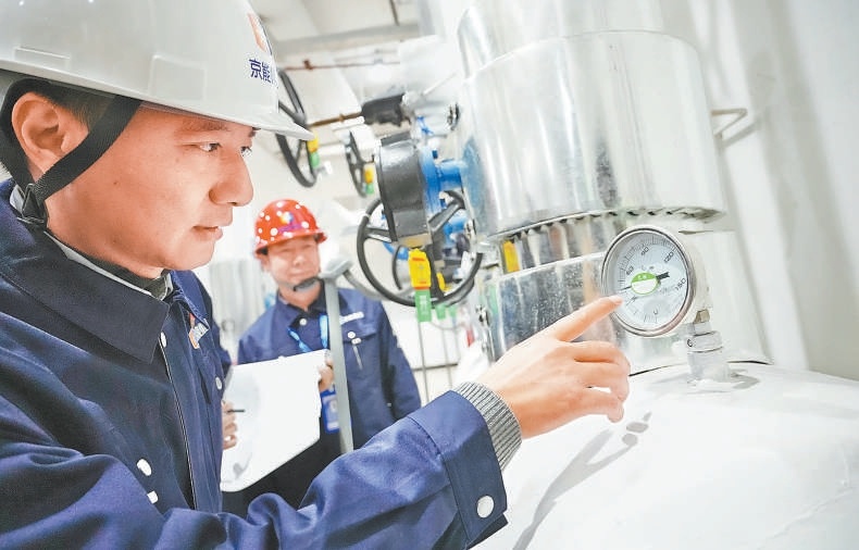 京能集團所屬北京熱力朝二分公司地鐵平臺3號熱力站已提前調節升溫。11月16日,熱力工作人員對供熱設備設施進行巡視檢查。 京能集團所屬北京熱力朝二分公司地鐵平臺3號熱力站已提前調節升溫。11月16日,熱力工作人員對供熱設備設施進行巡視檢查。