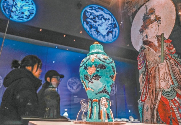 琺華孔雀綠釉壽石牡丹紋帶蓋梅瓶。 琺華孔雀綠釉壽石牡丹紋帶蓋梅瓶。