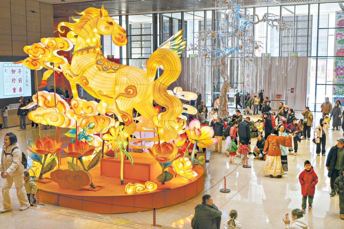 在中國非物質文化遺産館,“過年——丙午春節系列主題展”從春節承載的中華民族傳統曆法、生肖文化、糧食觀和燈彩民俗等主題入手,串聯起百餘項非物質文化遺産代表性項目,呈現多層次立體化的過年場景。 在中國非物質文化遺産館,“過年——丙午春節系列主題展”從春節承載的中華民族傳統曆法、生肖文化、糧食觀和燈彩民俗等主題入手,串聯起百餘項非物質文化遺産代表性項目,呈現多層次立體化的過年場景。