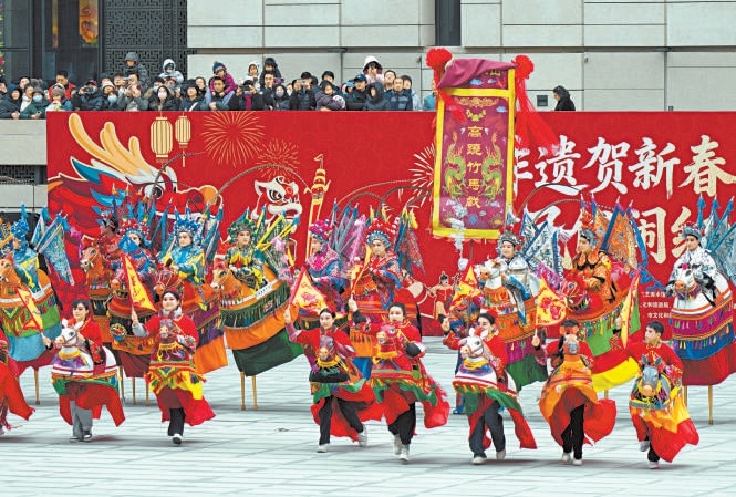 昨天,由中國非物質文化遺産館與中國共産黨歷史展覽館聯合主辦的“非遺賀新春 民俗鬧紅火”廣場展演拉開帷幕。 昨天,由中國非物質文化遺産館與中國共産黨歷史展覽館聯合主辦的“非遺賀新春 民俗鬧紅火”廣場展演拉開帷幕。