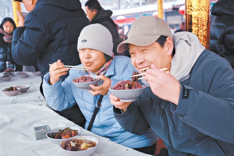 遊客在品嘗斂巧飯。 遊客在品嘗斂巧飯。
