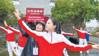 江西省宜春市靖安縣高湖鎮高湖村,舞蹈老師在指導當地廣場舞愛好者。 江西省宜春市靖安縣高湖鎮高湖村,舞蹈老師在指導當地廣場舞愛好者。