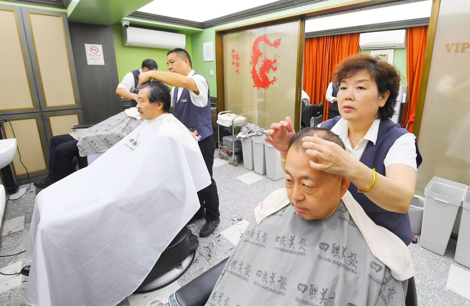 四聯美發店裏,顧客正在理髮。 四聯美發店裏,顧客正在理髮。