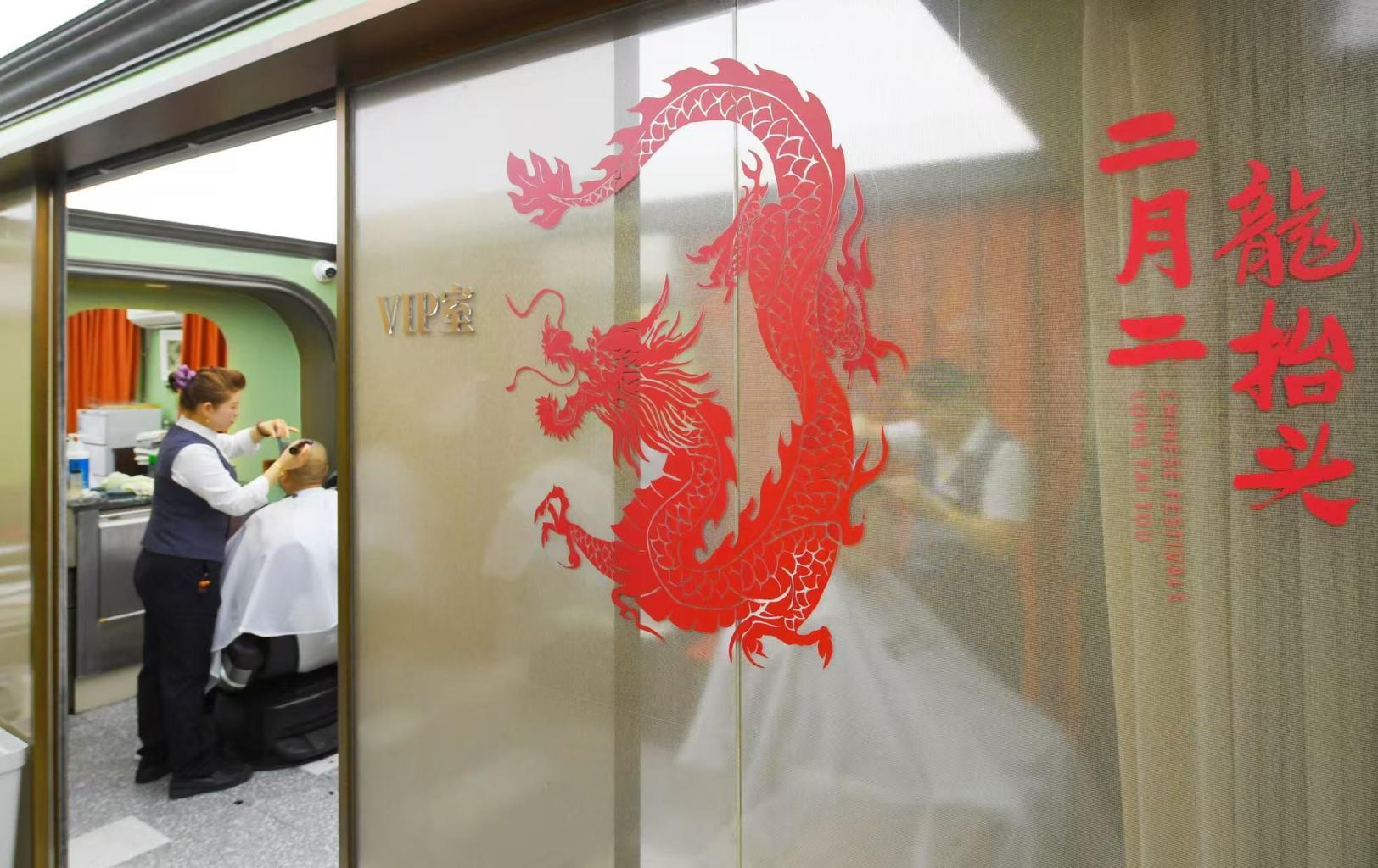 “龍抬頭”這天,美發店迎來客流高峰。 “龍抬頭”這天,美發店迎來客流高峰。