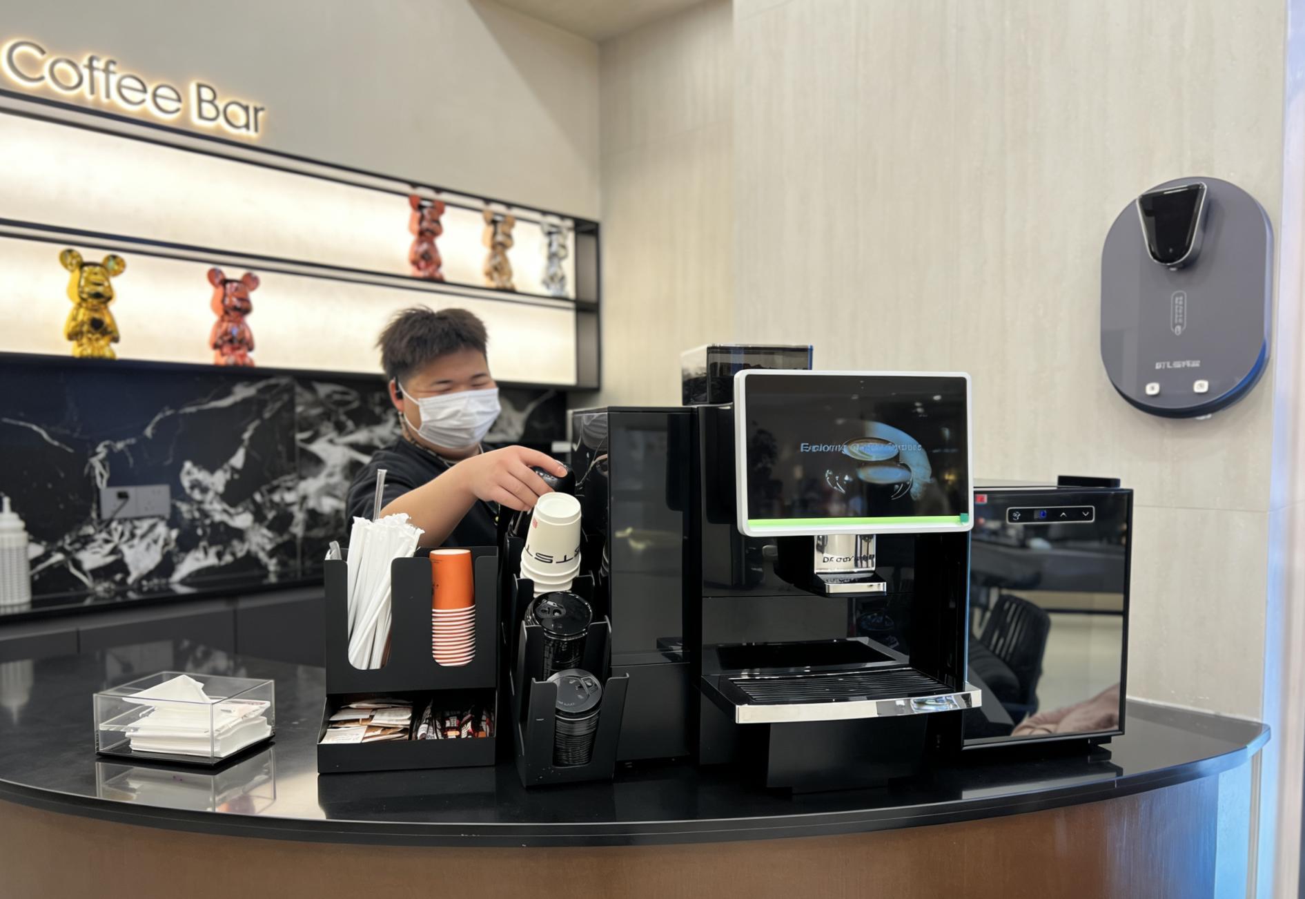 東方名剪門店裏提供現磨咖啡服務。 東方名剪門店裏提供現磨咖啡服務。