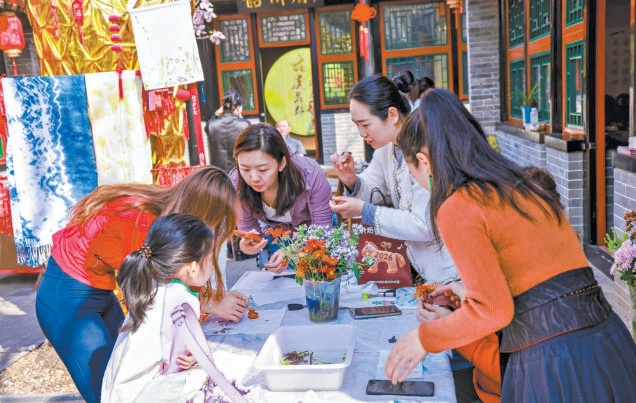 遊客到前門三里河韶州會館體驗非遺扎染。 遊客到前門三里河韶州會館體驗非遺扎染。