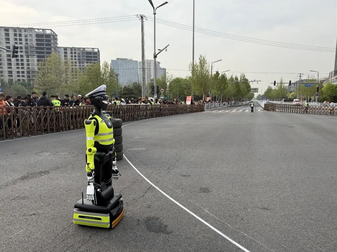 北京交警機器人,正式上崗! 北京交警機器人,正式上崗!