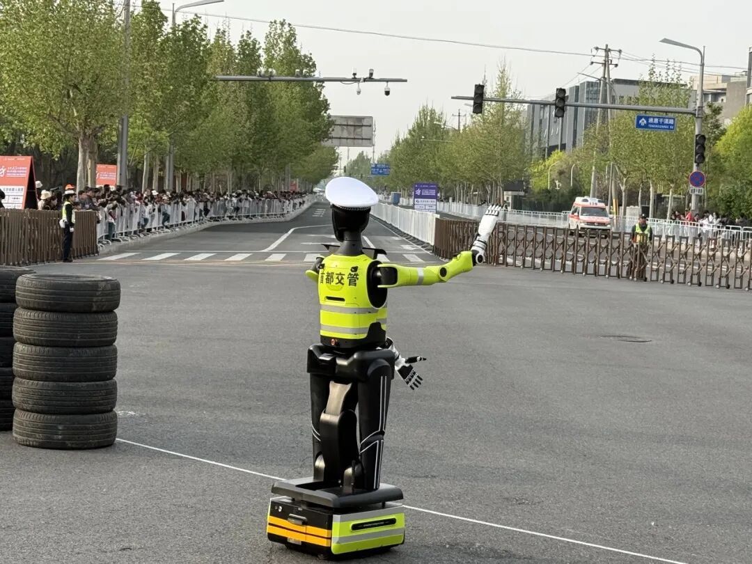 北京交警機器人,正式上崗! 北京交警機器人,正式上崗!