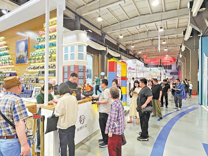在國家博物館展區,市民遊客排隊購買鬧蛾金釵冰箱貼。 在國家博物館展區,市民遊客排隊購買鬧蛾金釵冰箱貼。