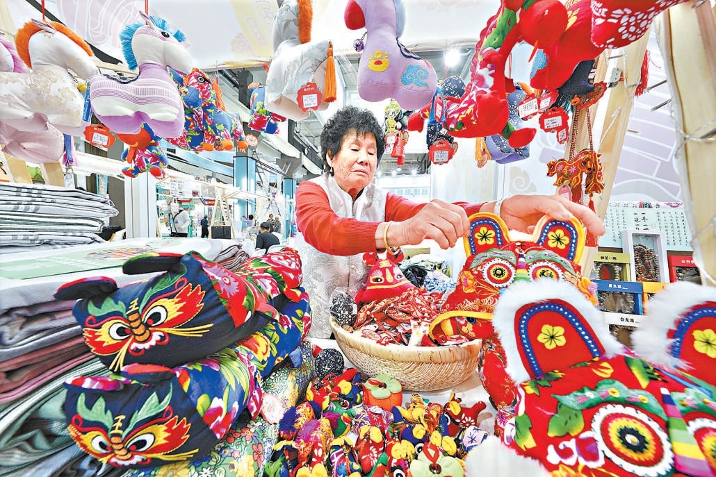 山東展區蒙山媽媽老粗布製作技藝展位。 山東展區蒙山媽媽老粗布製作技藝展位。