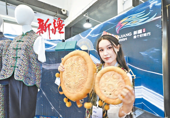 新疆展區爆款“馕來了”毛絨潮玩。 新疆展區爆款“馕來了”毛絨潮玩。