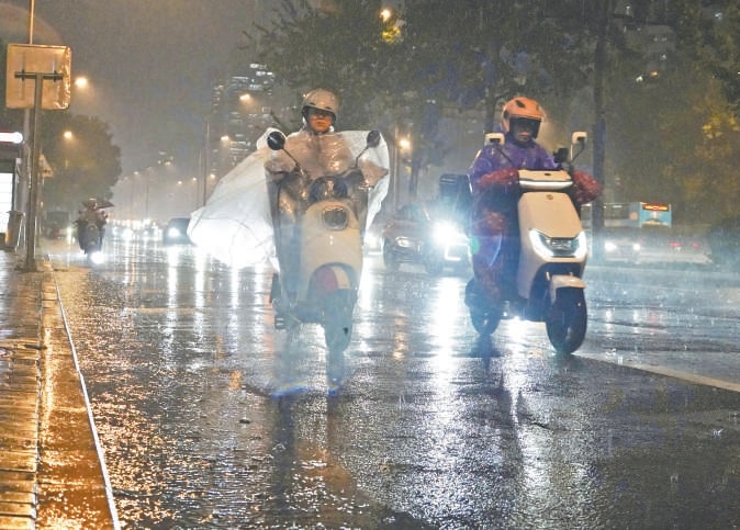 6月16日傍晚7時許,京城突降大雨,電動自行車騎行人降低行駛速度,謹慎駕駛。 6月16日傍晚7時許,京城突降大雨,電動自行車騎行人降低行駛速度,謹慎駕駛。