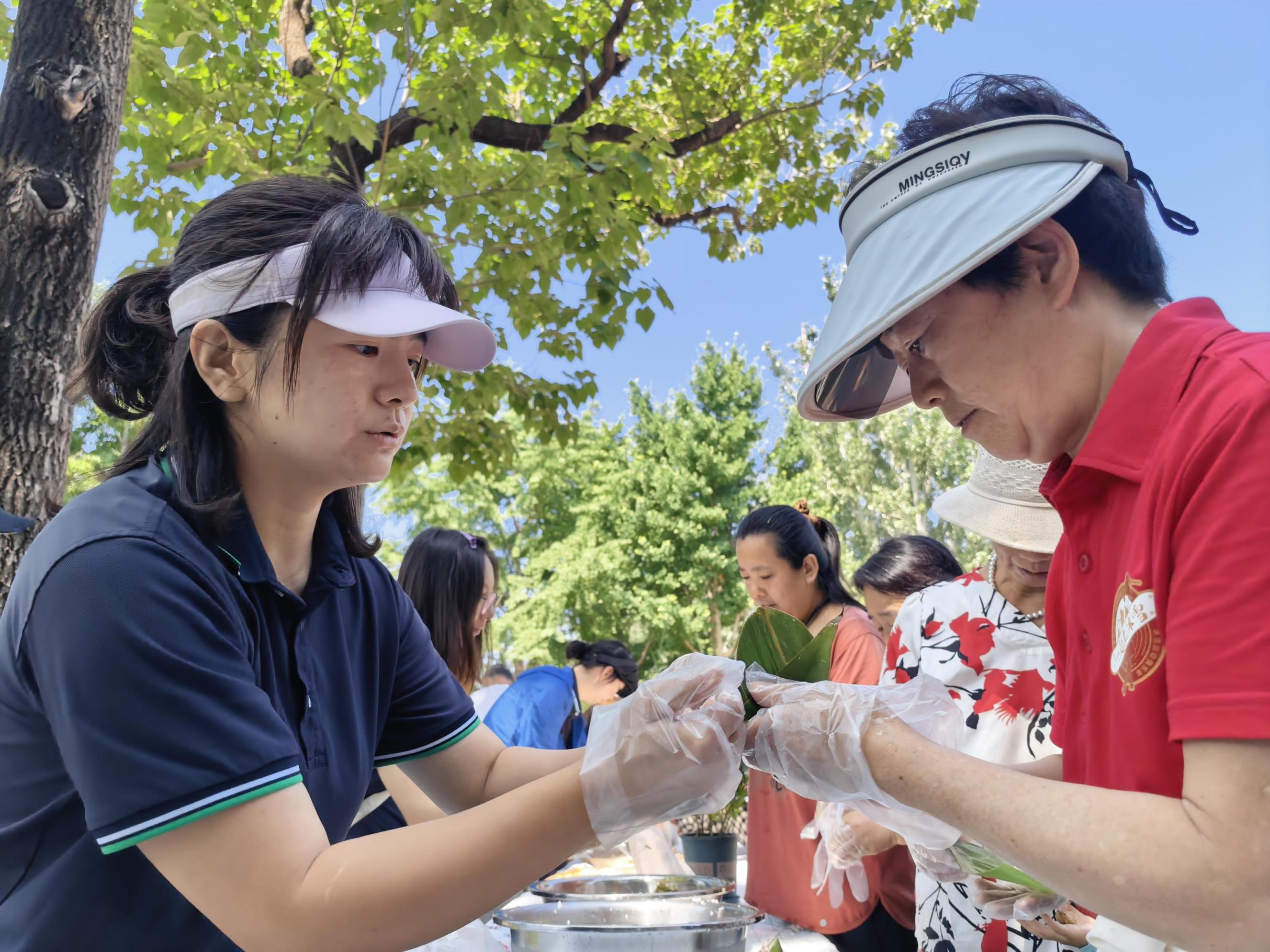 包粽子、做香囊、編五彩繩……玉淵潭公園遊客巧手迎佳節 包粽子、做香囊、編五彩繩……玉淵潭公園遊客巧手迎佳節
