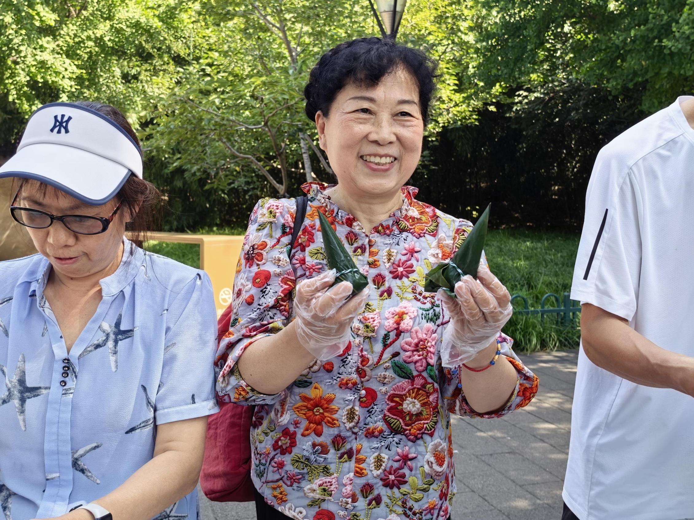 包粽子、做香囊、編五彩繩……玉淵潭公園遊客巧手迎佳節 包粽子、做香囊、編五彩繩……玉淵潭公園遊客巧手迎佳節