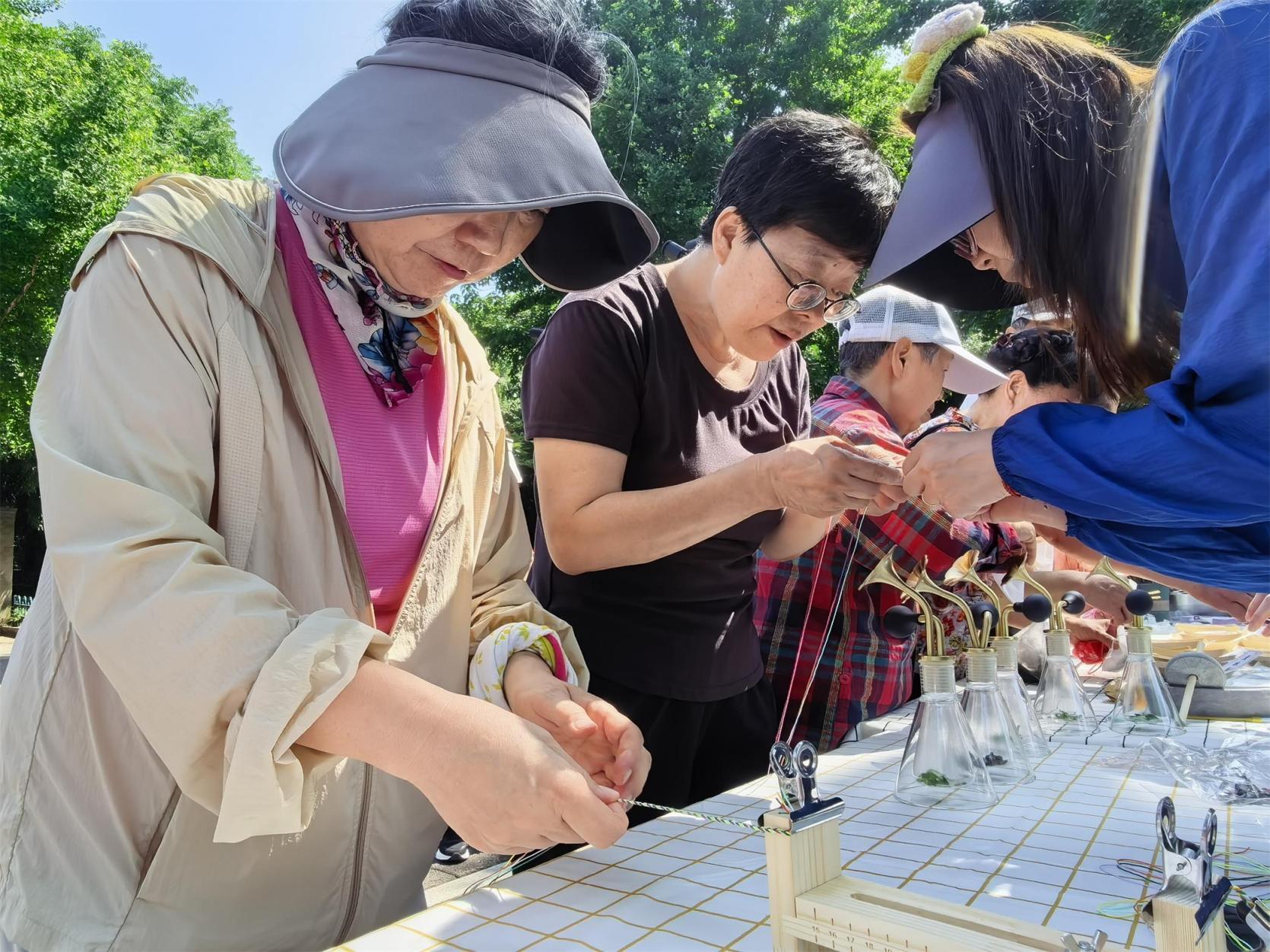 包粽子、做香囊、編五彩繩……玉淵潭公園遊客巧手迎佳節 包粽子、做香囊、編五彩繩……玉淵潭公園遊客巧手迎佳節