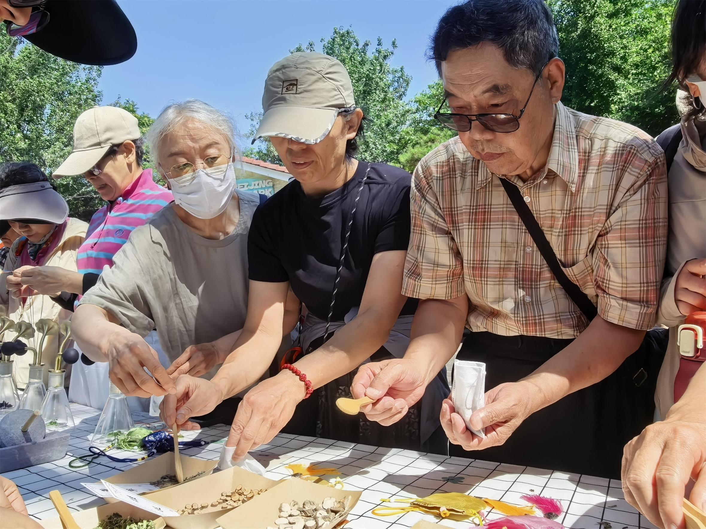 包粽子、做香囊、編五彩繩……玉淵潭公園遊客巧手迎佳節 包粽子、做香囊、編五彩繩……玉淵潭公園遊客巧手迎佳節