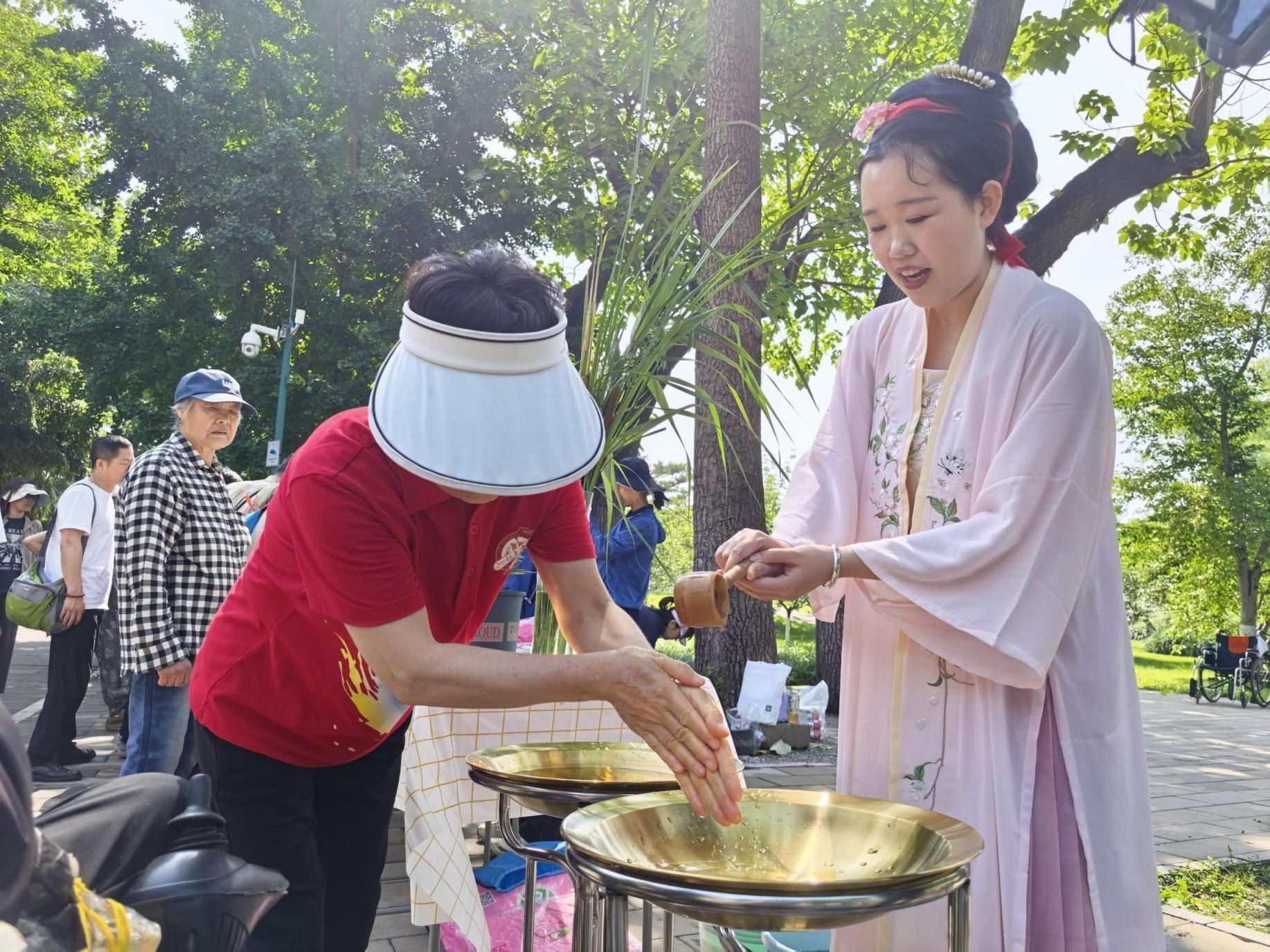包粽子、做香囊、編五彩繩……玉淵潭公園遊客巧手迎佳節 包粽子、做香囊、編五彩繩……玉淵潭公園遊客巧手迎佳節