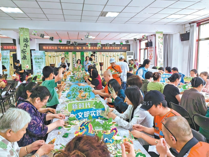 活動現場大家圍坐長桌製作龍舟模型,繪就一幅鄰里守望的溫暖畫卷。 活動現場大家圍坐長桌製作龍舟模型,繪就一幅鄰里守望的溫暖畫卷。