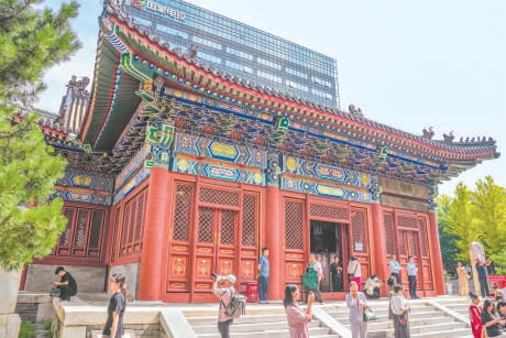 公眾參觀都城隍廟(寢祠)。 公眾參觀都城隍廟(寢祠)。