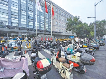 北大醫院中心院區門診樓北門外改造前。 北大醫院中心院區門診樓北門外改造前。