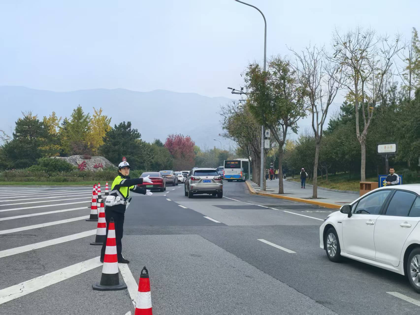 本週末迎賞紅高峰,香山週邊新增千余個停車位 本週末迎賞紅高峰,香山週邊新增千余個停車位