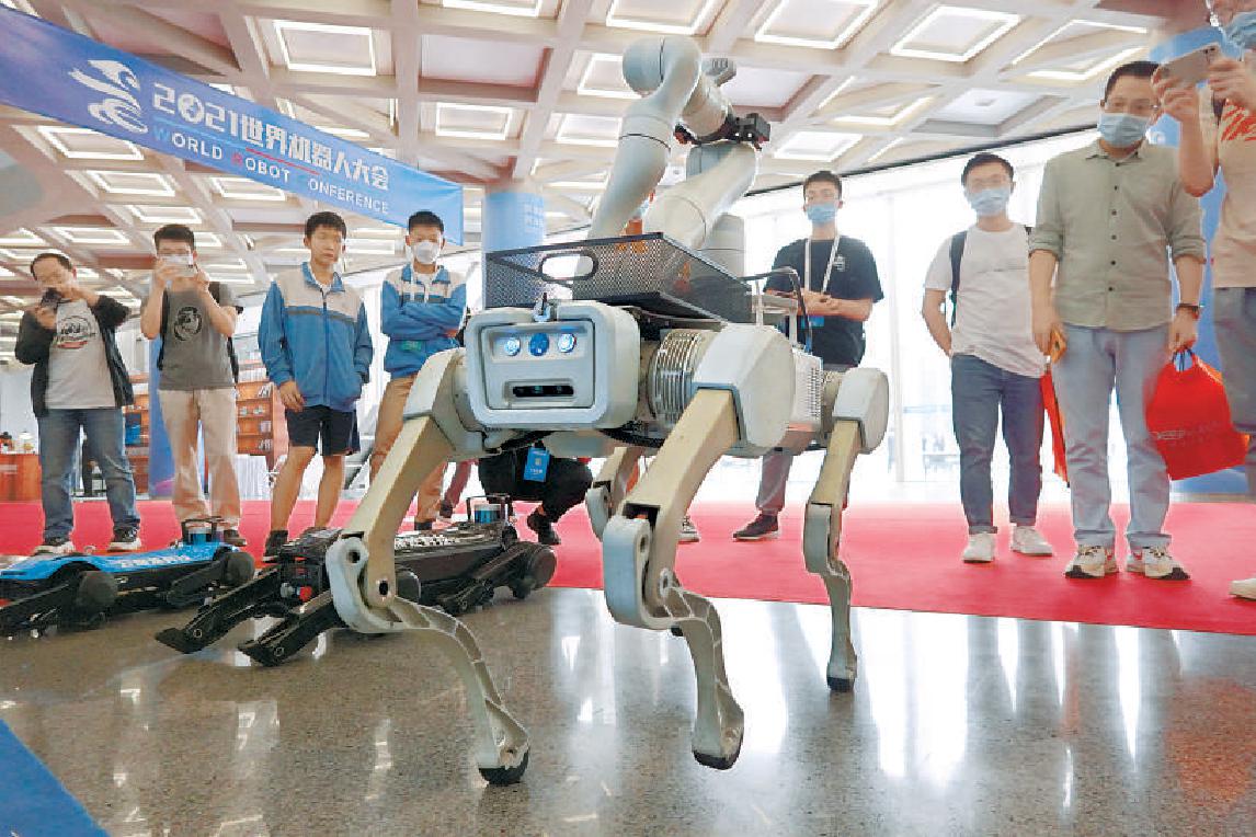 機器人大會上，雲深處絕影X2機器人不但四肢靈活，機械臂還拓展了更大的空間。