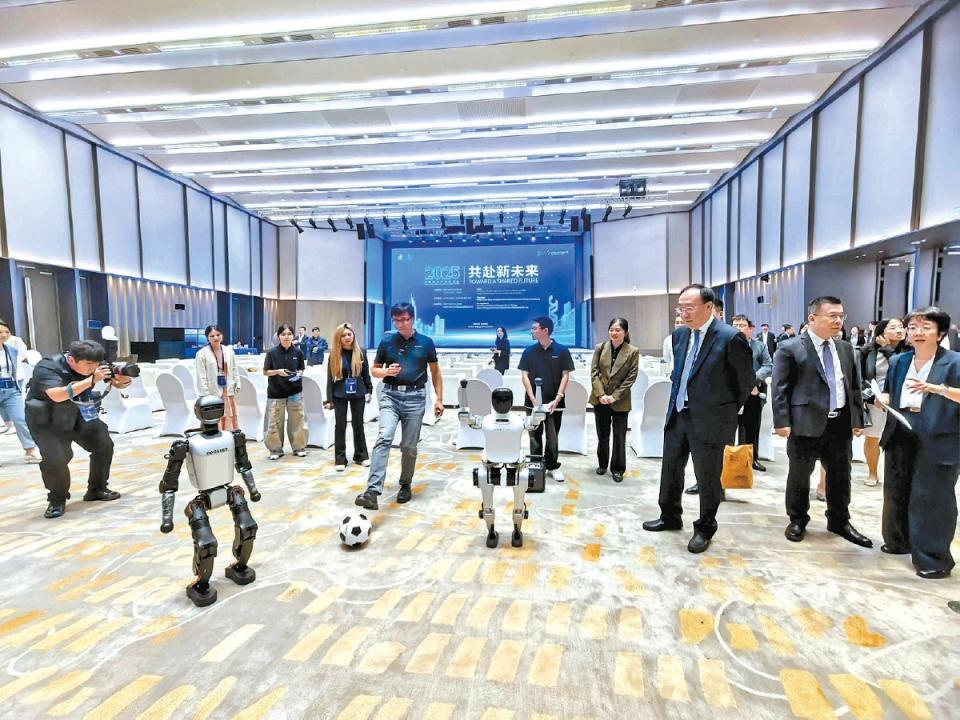 2025年9月在京舉辦的“2025中美地方産業交流會”上,啟迪之星組織硅基公園等孵化企業展示最新産品。 2025年9月在京舉辦的“2025中美地方産業交流會”上,啟迪之星組織硅基公園等孵化企業展示最新産品。