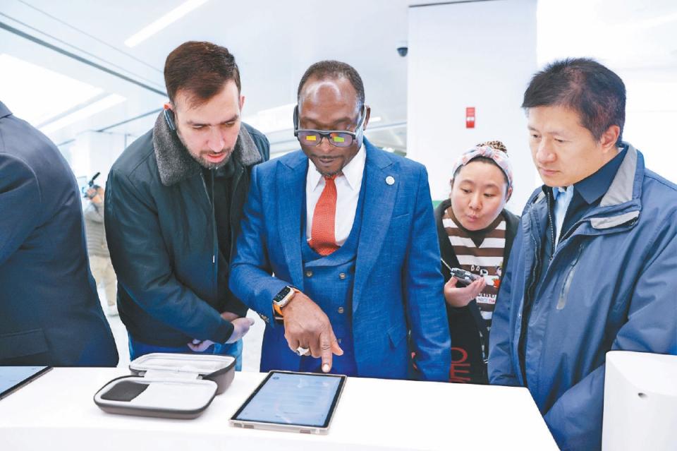 瓦達哈·謝(左二)在北京國際人才服務港辦理業務 瓦達哈·謝(左二)在北京國際人才服務港辦理業務