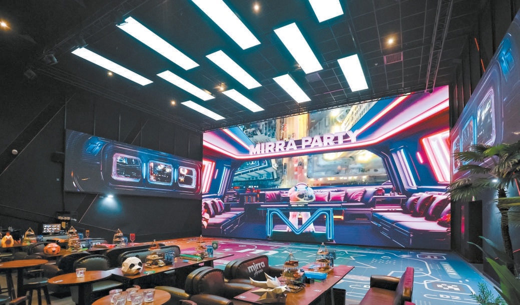 耀萊成龍影城五棵松店Mirra奇鏡派對融合廳裏,電影、遊戲、演出、餐飲集于一體。 耀萊成龍影城五棵松店Mirra奇鏡派對融合廳裏,電影、遊戲、演出、餐飲集于一體。