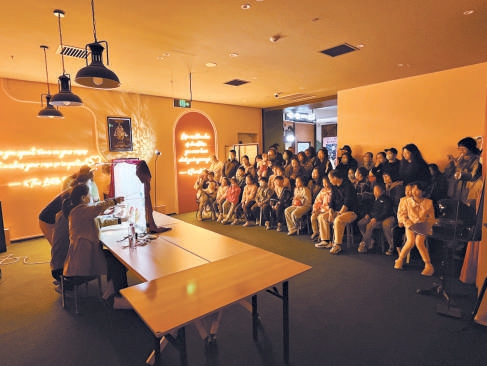 首都電影院城市副中心店內舉辦皮影戲體驗活動。 首都電影院城市副中心店內舉辦皮影戲體驗活動。