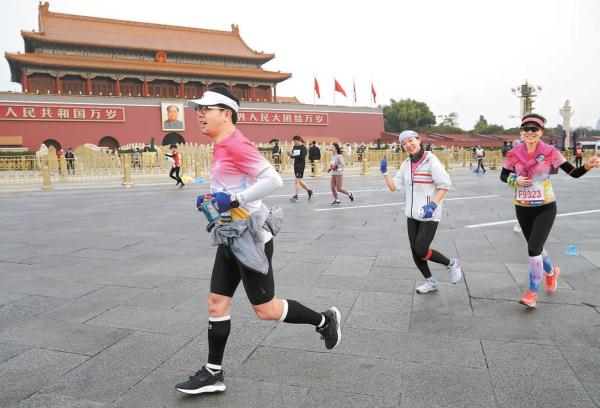11月6日早上7時30分,北京馬拉松在天安門廣場起跑。本屆賽事參賽規模設定為3萬人,只設馬拉松項目,比賽終點設置在奧林匹克公園景觀大道。獲得男、女冠軍的中國選手阿奴拜克·庫彎和夏雨雨均刷新個人最好成績。 11月6日早上7時30分,北京馬拉松在天安門廣場起跑。本屆賽事參賽規模設定為3萬人,只設馬拉松項目,比賽終點設置在奧林匹克公園景觀大道。獲得男、女冠軍的中國選手阿奴拜克·庫彎和夏雨雨均刷新個人最好成績。