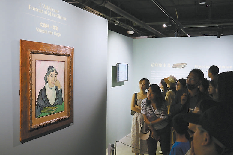 梵谷的畫作《阿爾勒婦女（吉努夫人的肖像）》是展覽現場人氣最高的展品之一。（王廣燕 攝）