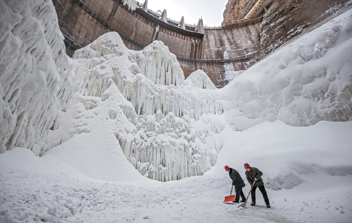 　　龍慶峽冰燈節最“出片”的冰瀑已經成型，70米高的巨壩上垂下巨大冰瀑，形成飛流千尺晶瑩剔透的奇觀。
