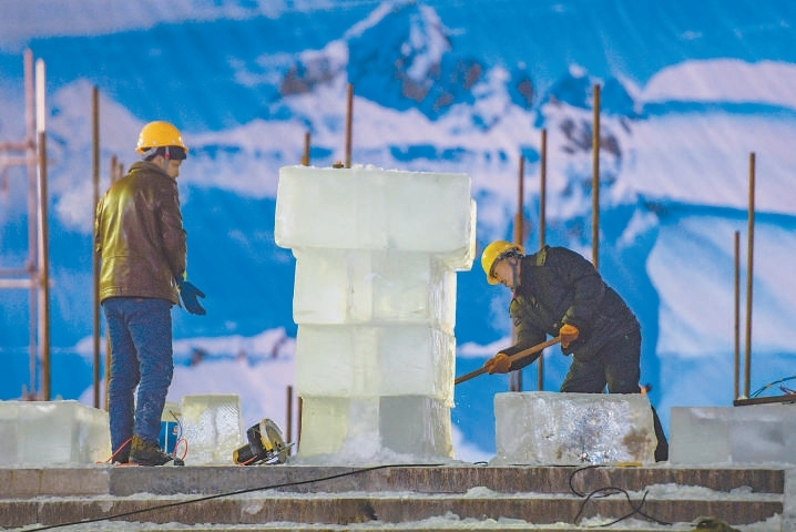 本屆冰燈節計劃創作冰雕200件，能工巧匠正在認真雕琢作品。